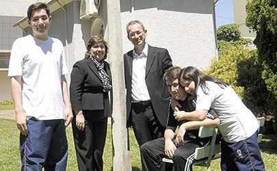 materia: familias que optaram por matricular os filhos em escola religiosa.



personagens: o casal edson e rosangela com os filhos gabriel, rafael e beatriz no colegio mae de deus.



-ft- gina mardones / folha de londrina



15-10-2012